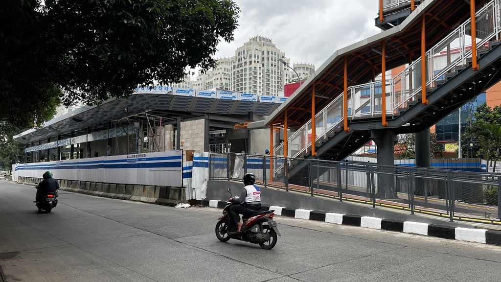Halte Transjakarta Pasar Kebayoran Lama, Jakarta Selatan, yang masih dalam tahap pembangunan, Jumat (30/12/2022).