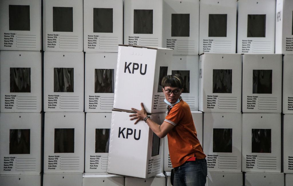 Petugas menata kotak suara di Gudang Logistik Komisi Pemilihan Umum (KPU) Kota Depok, Cimanggis, Depok, Jawa Barat, Senin (23/11/2020). 