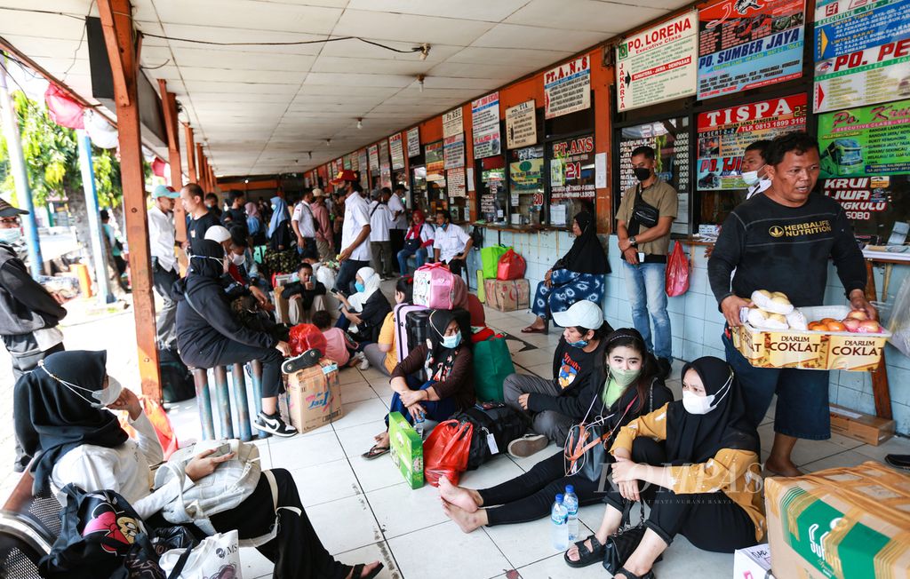 Kepadatan pemudik saat menunggu keberangkatan bus di terminal Kalideres, Jakarta Barat, Senin (25/4/2022). Sejumlah pemudik memilih mudik lebih awal. Kepadatan arus mudik diperkirakan mencapai puncaknya pada 28-30 April 2022.