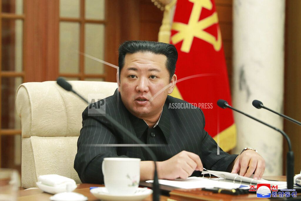 Dalam foto yang dirilis oleh Pemerintah Korea Utara, memperlihatkan saat Pemimipin Korea Utara, Kim Jong Un hadir dalam pertemuan Komite Sentral Partai Pekerja di Pyongyang pada Rabu (19/1/2022).