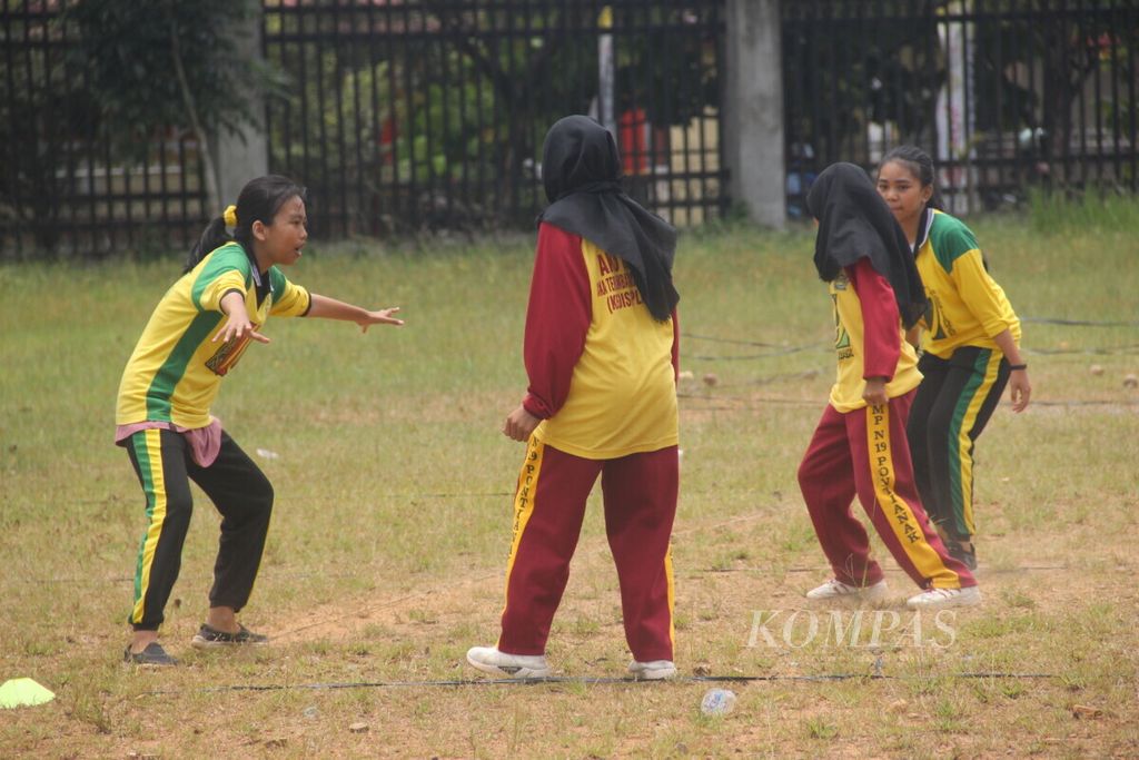 Anak-anak bermain galah hadang dalam Festival Permainan Tradisional di halaman Rumah Radakng, Pontianak, Kalimantan Barat, Sabtu (7/3/2020). Pendidikan harus menyentuh semua anak di Tanah Air tanpa terkecuali. 