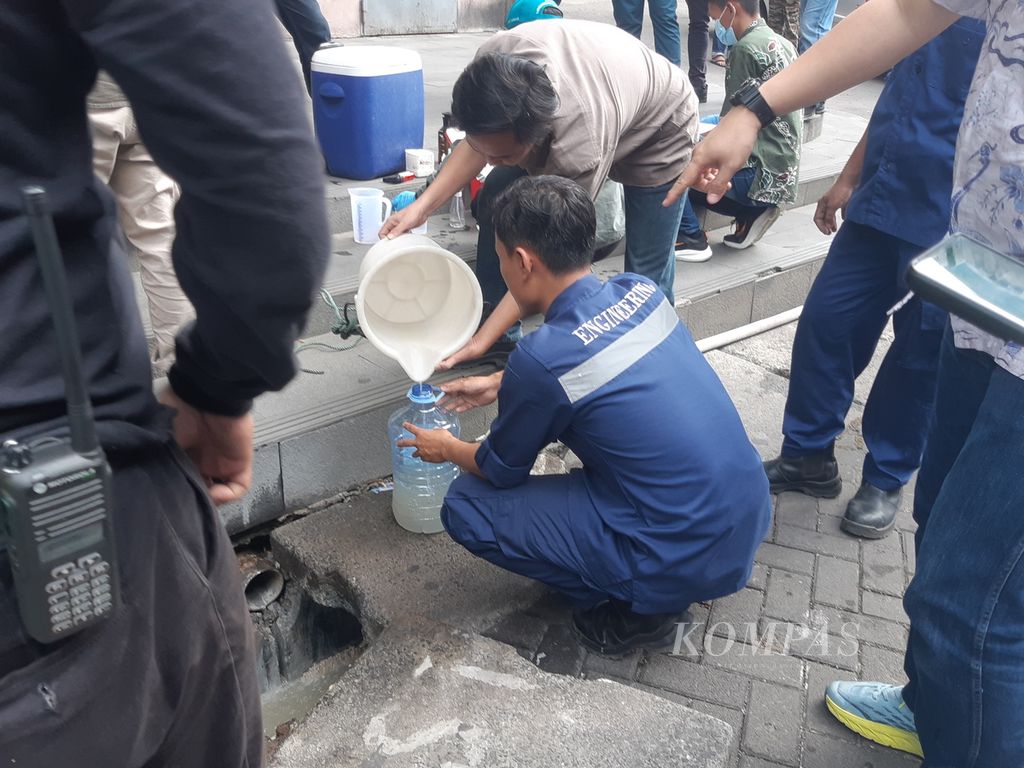 Sejumlah petugas mengambil sampel udara dan air di sekitar <i>septic tank</i> di Cirebon Super Blok atau CSB Mall, Kota Cirebon, Jawa Barat, Kamis (18/4/2024). Sebanyak empat teknisi meninggal dalam tangki septik itu pada Selasa (9/4/2024) lalu. Polisi masih menyelidiki kasus tersebut.