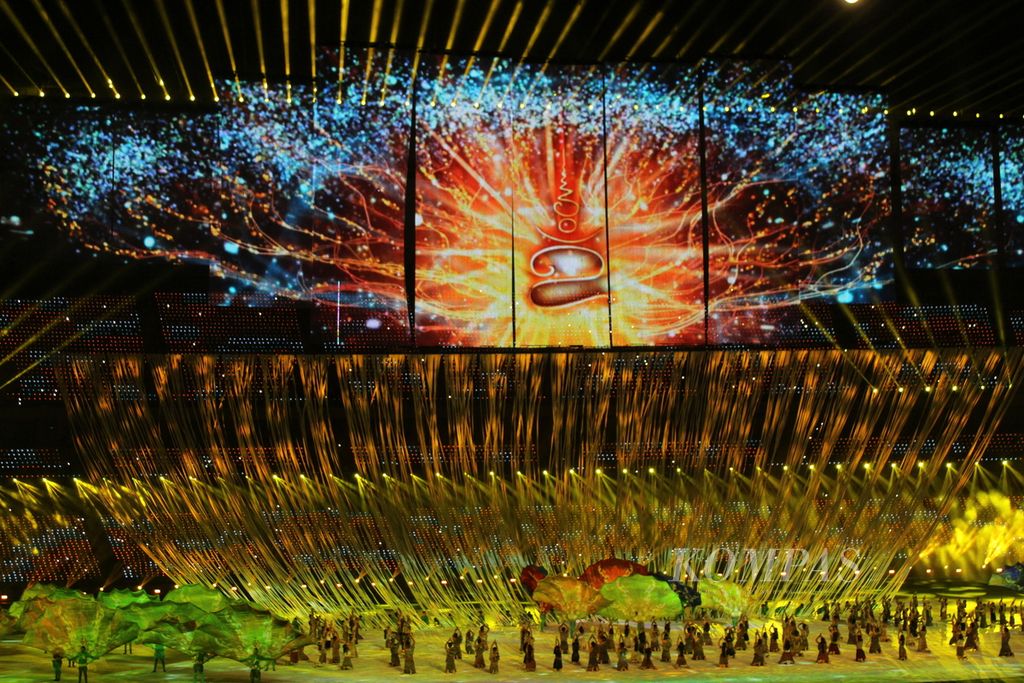 The opening parade for the SEA Games Cambodia 2023 at the Morodok Techo National Stadium, Friday (5/5/2023) evening. Tens of thousands of people packed the contents of the stadium to the outside of the stadium.