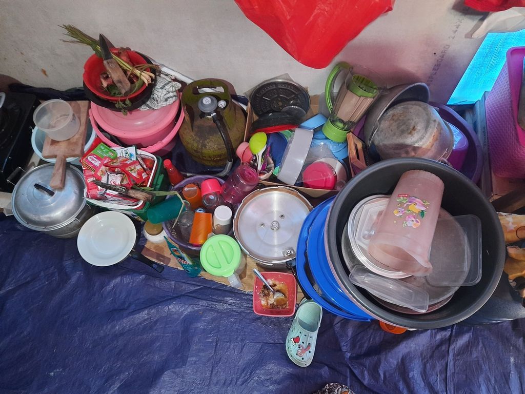 Peralatan makan dan memasak Aas (36) dan Heri (42) di tenda darurat RT 002 42 007 Desa Cijedil, Cianjur, Jumat (21/4/2023). Aas mengatakan, pihaknya membutuhkan rak-rak atau lemari sederhana untuk menampung alat-alat tersebut.
