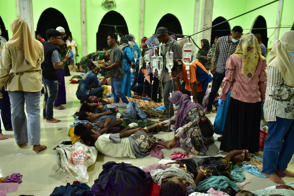 Pengungsi Rohingya saat ditampung di SMPN 2 Kecamatan Muara Tiga, Kabupaten Pidie, Aceh, Selasa (27/12/2022). Gelombang pengungsi terus berdatangan ke Aceh. Dalam catatan<i> Kompas</i>, sudah belasan kali kapal pengungsi Myanmar itu masuk ke Aceh dengan total penumpang 1.802 orang sejak 2011.