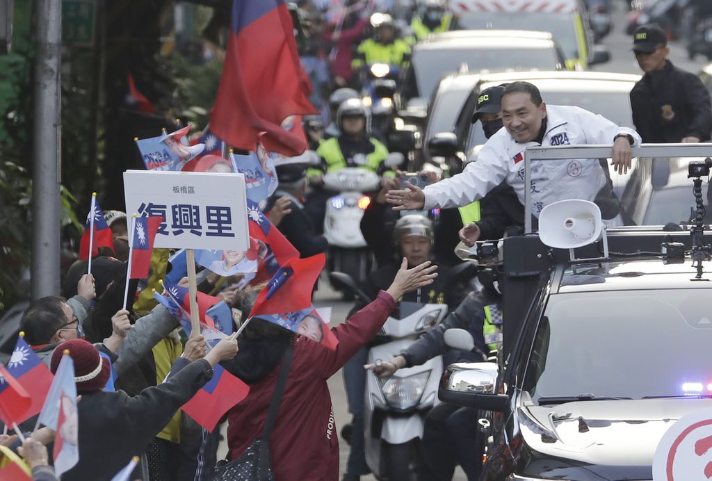 Calon presiden dari Partai Nasionalis Taiwan (KMT) Hou Yu-ih menyapa pendukungnya dalam kampanye di New Taipei, Kamis (11/1/2024). 