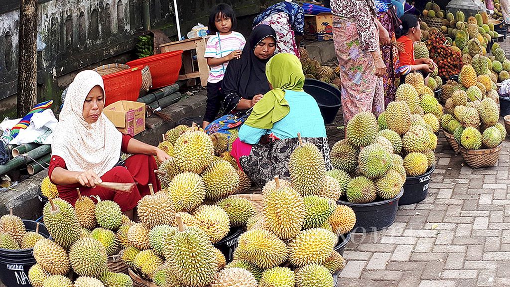 Pasar Desa Sidemen,  Lombok Barat, Nusa Tenggara Barat, menjadi tempat tujuan warga Kota Mataram dan sekitarnya serta para pedagang pengumpul untuk membeli buah durian. Para pedagang durian di pasar itu  tengah menunggu pembeli,  Selasa (6/2).