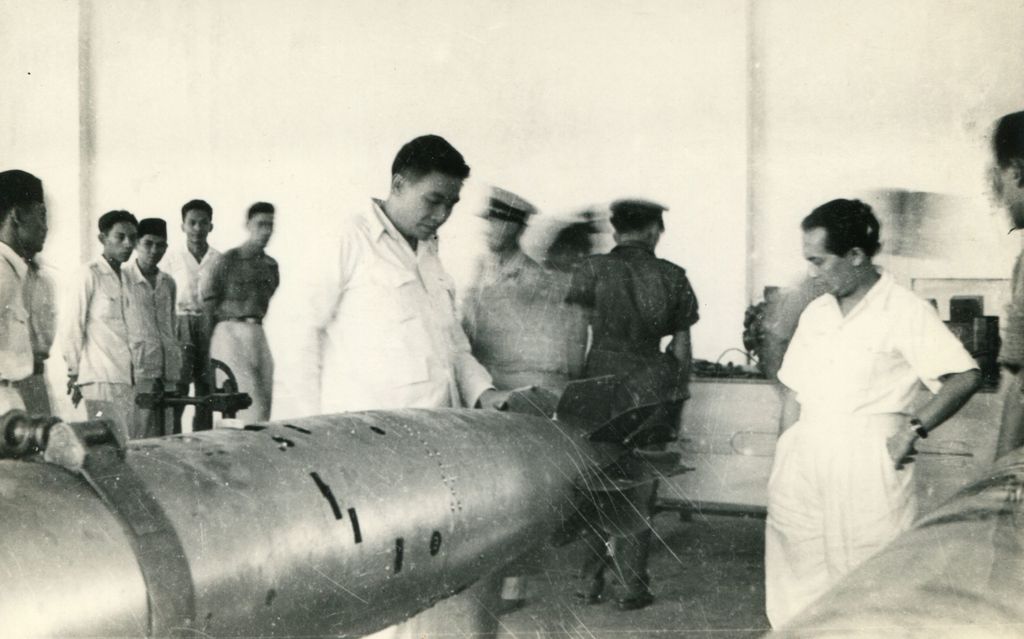 P.M. Sutan Sjahrir dan Rombongan Meninjau Pabrik Senjata Republik Indonesia (Juni 1947).