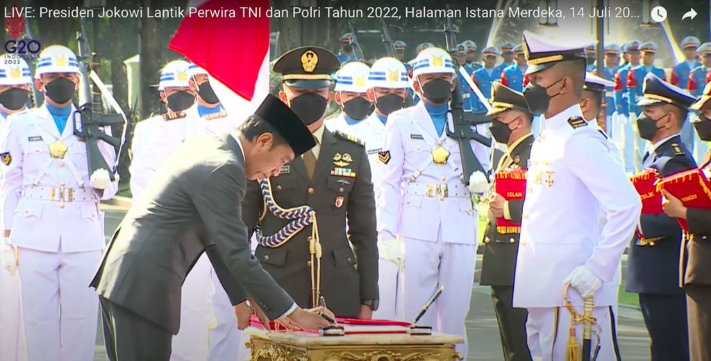 Presiden Joko Widoo yang bertindak sebagai inspektur upacara ketika mengambil sumpah perwira TNI dan perwira Polri di Halaman Depan Istana Merdeka, Jakarta,Kamis (14/7/2022).