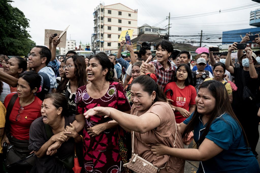 Ratusan warga bergembira melihat beberapa bus yang mengantar sanak saudara mereka tiba di Yangon, Selasa (1/8/2023). Junta dikabarkan membebaskan 7.000 tahanan politik, menurunkan status hukuman mati menjadi penjara seumur hidup, serta membebaskan 125 warga negara asing yang ditahan pascakudeta militer 1 Februari 2021.  
