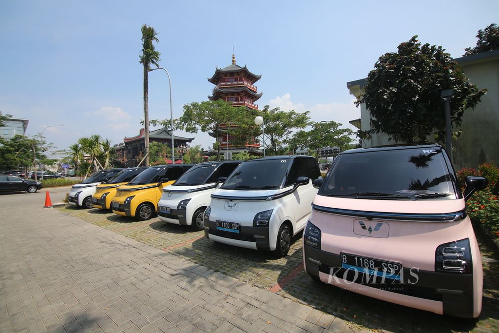 Sejumlah Wuling Air ev terparkir di kawasan Pantai Indah Kapuk, Jakarta, Senin (19/9/2022). Melalui Wuling Air ev, Wuling ingin memprakarsai mobil listrik yang terjangkau, mendukung <i>green energy,</i> dan jadi solusi untuk masalah lalu lintas perkotaan.