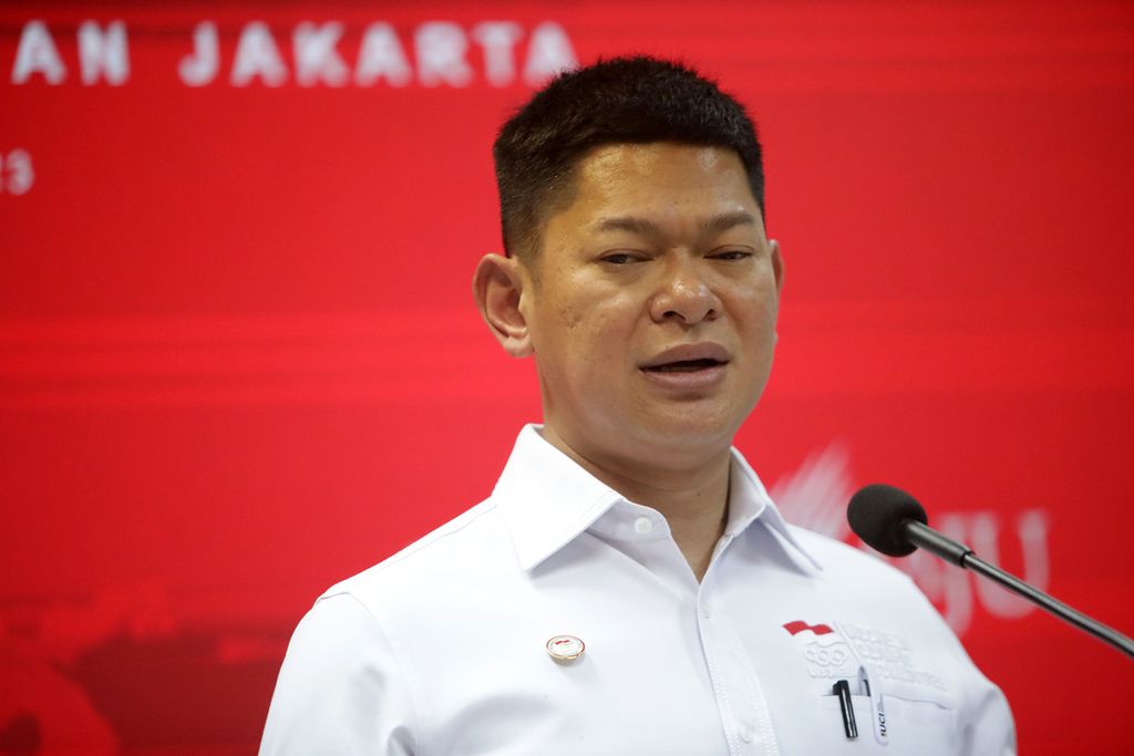 Ketua Komite Olimpiade Indonesia Raja Sapta Oktohari menyampaikan keterangan kepada wartawan terkait hasil rapat terbatas membahas kegiatan olahraga nasional dan internasional di Istana Kepresidenan, Jakarta, Rabu (25/1/2023). 