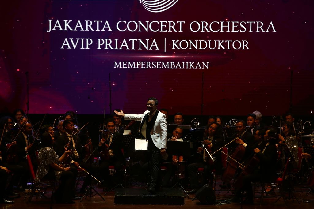 Avip Priatna, pendiri dan pengaba Jakarta Concert Orchestra, dalam pergelaran Simfoni untuk Bangsa 2023.