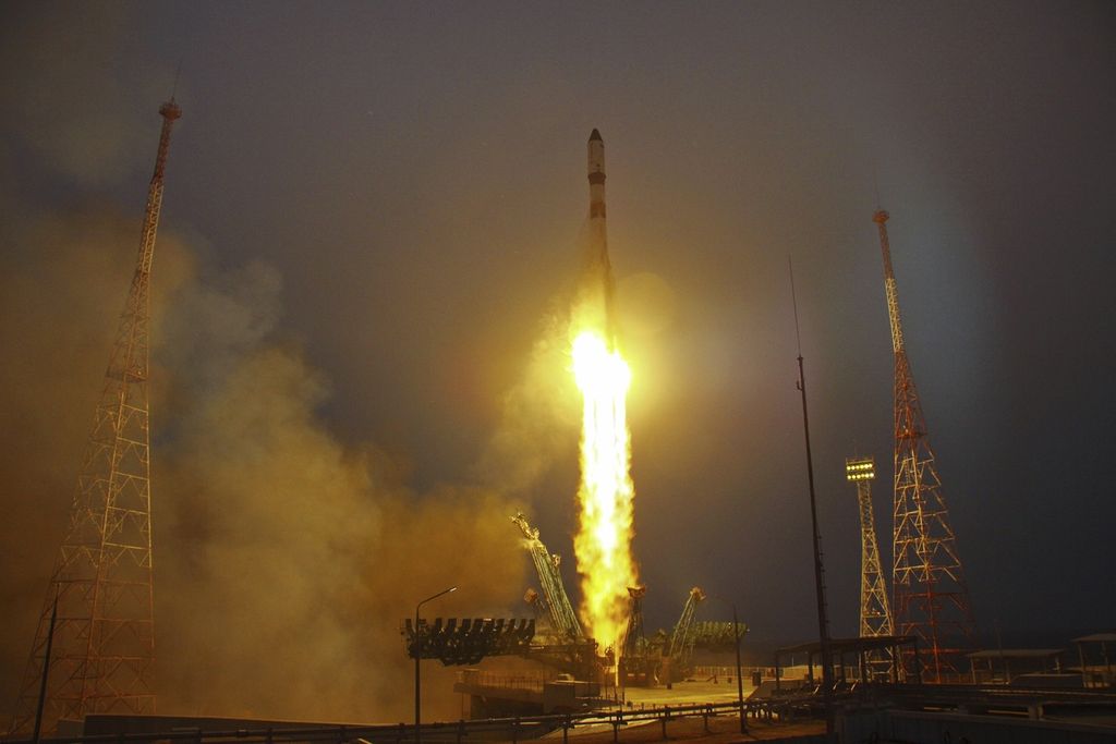 Tampak dalam foto yang dirilis Roscosmos State Space Corporation, roket Soyuz 2.1a Rusia, yang membawa wahana Progress MS-26 diluncurkan dari lokasi peluncuran di Baikonur, Kazakhstan, Kamis (15/2/2024).