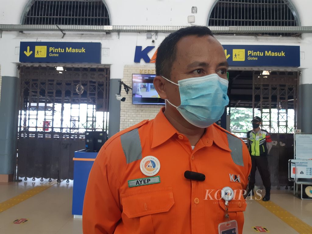 Manager Humas Daerah Operasi 3 Cirebon Ayep Hanapi saat diwawancarai, Rabu (21/12/2022), di Stasiun Cirebon, Jawa Barat.