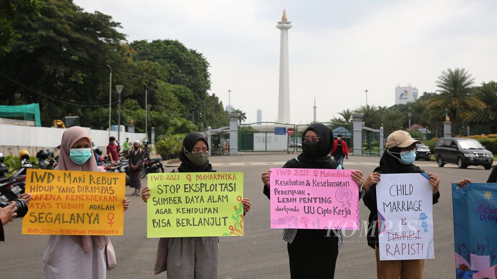 Sejumlah perempuan hadir dalam aksi menyambut Hari Perempuan Internasional di kawasan sekitar Bundaran Bank Indonesia, Jakarta, Senin (8/3/2021). Mereka menyuarakan berbagai permasalahan yang dihadapi perempuan di Indonesia, antara lain masih terjadinya kekerasan terhadap perempuan serta kesetaraan dalam berbagai hal.