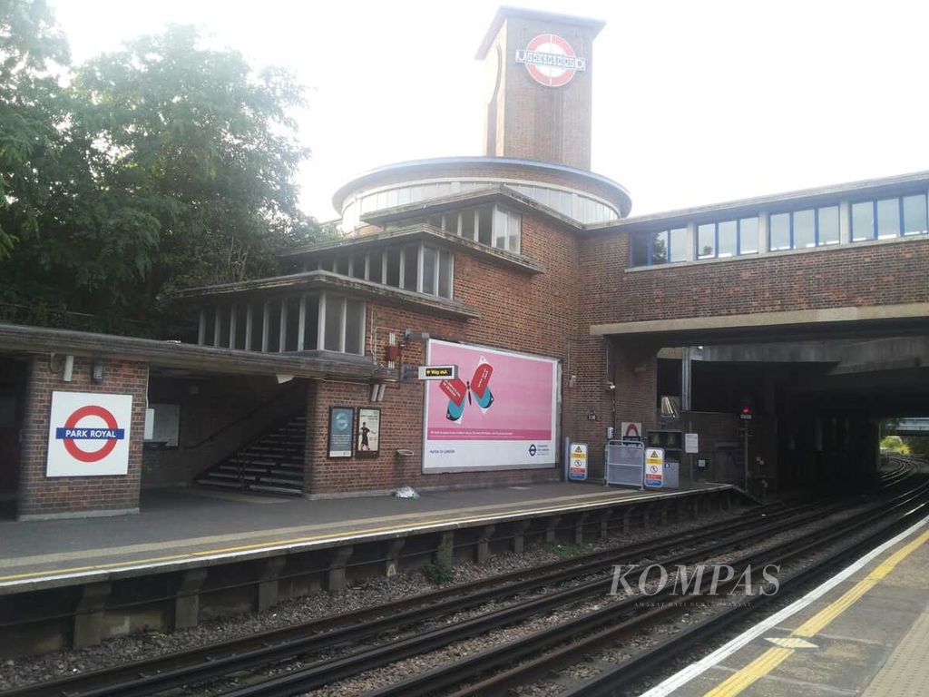 Stasiun Park Royal, salah satu stasiun di Jalur Picadilly di Western Ave, London, akhir September 2015. Stasiun ini, meski tidak di bawah tanah, adalah bagian sistem kereta komuter London Underground atau disebut tube oleh warga lokal. 