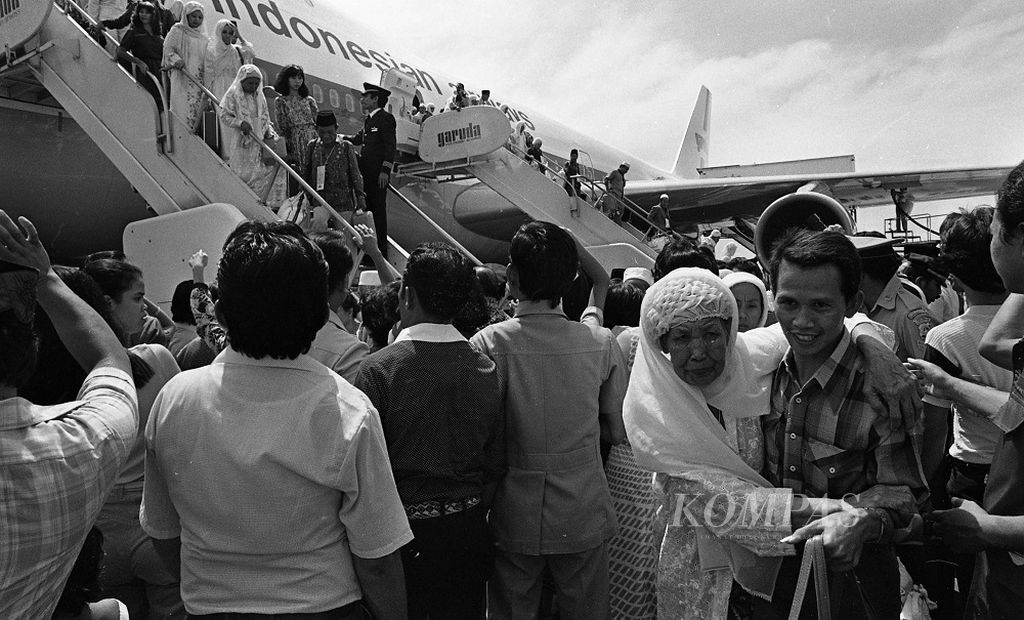 Sebanyak 540 jemaah haji DKI kloter pertama hari Minggu pagi, 26 Oktober 1980 jam 09.30 tiba kembali tiba di Tanah Air, setelah tertunda hampir dua jam. Di bandara Halim Perdanakusuma, Jakarta, mereka disambut Menteri Agama Alamsyah Ratu Perwiranegara langsunng kedalam pesawat Garuda Boeing 747 "City of Jakarta" yang mengangkut mereka. Di antara para jemaah yang pulang adalah Ketua Mahkamah Agung Prof. Senoadji dan Kepala Staf Ganisum Ibukota Brigjen Eddy Nalapraya. Pada tahun 1980 sekitar 70.000 orang Indonesia menunaikan ibadah haji.