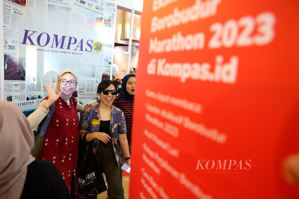 Kegembiraan peserta lari Borobudur Marathon 2023 Powered by Bank Jateng saat berfoto di stan harian <i>Kompas</i> di Mal Artos, Kota Magelang, Jawa Tengah, Sabtu (18/11/2023). 