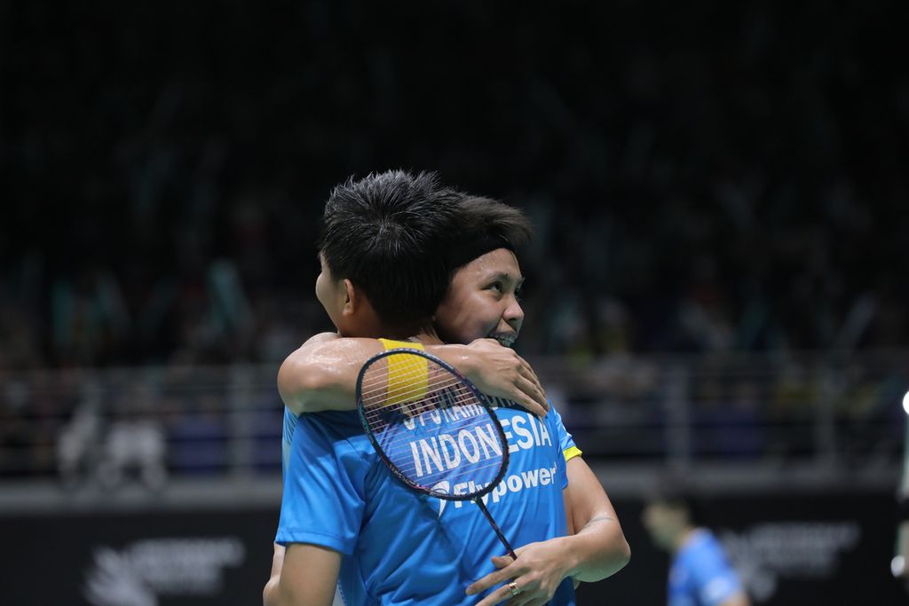 Apriyani Rahayu memeluk Siti Fadia Silva Ramadhanti setelah mengalahkan pasangan nomor satu dunia, Chen Qingchen/Jia Yifan (China), 14-21, 21-13, 21-16 pada laga perempat final turnamen bulu tangkis Malaysia Terbuka di Axiata Arena, Kuala Lumpur, Jumat (1/7/2022).