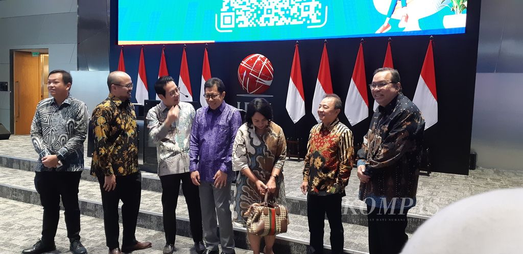 Foto bersama pejabat Bursa Efek Indonesia dengan jajaran pejabat sekuritas seusai acara peresmian peluncuran enam waran terstruktur oleh PT CGS-CIMB Sekuritas Indonesia, di Bursa Efek Indonesia, Jakarta, Senin (5/2/2024).