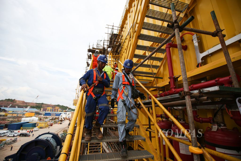 Para pekerja di proyek konversi penuh pembangunan kapal tanker menjadi Floating Production Storage and Offloading  Marlin Natuna di galangan kapal Pax Ocean PT Dok Warisan Pertama, Batam, Kepulauan Riau, Rabu (3/7/2024).