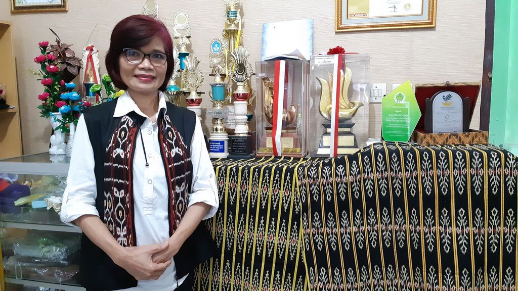 Maria Agustina Tjung, penjahit dari Kota Kupang, Nusa Tenggara Timur, Senin (17/1/2022). Ia membangun usaha jahit yang sebagian pekerjanya kaum difabel. Ia juga memberi pelatihan menjahit secara gratis pada orang-orang di pedalaman NTT.