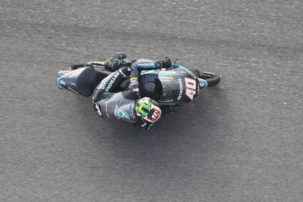 Pebalap Afrika Selatan Darryn Binder memacu motornya pada babak kualifikasi Moto3 seri Amerika, Sabtu (2/10/2021) di Austin, Texas, AS.
