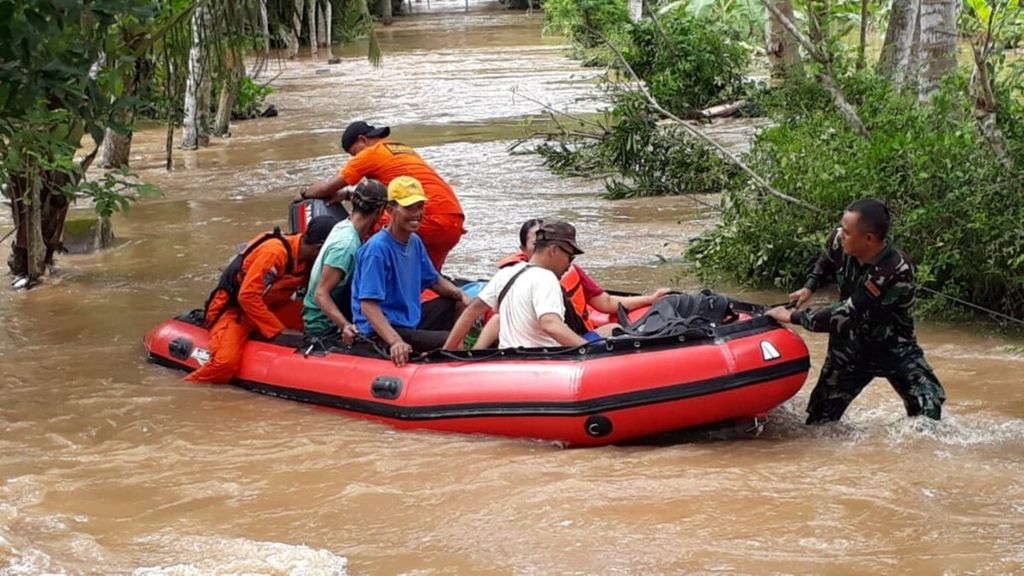 Basarnas tengah mengevakuasi warga terdampak banjir di Jember, Jawa Timur, Minggu (23/12/2018).