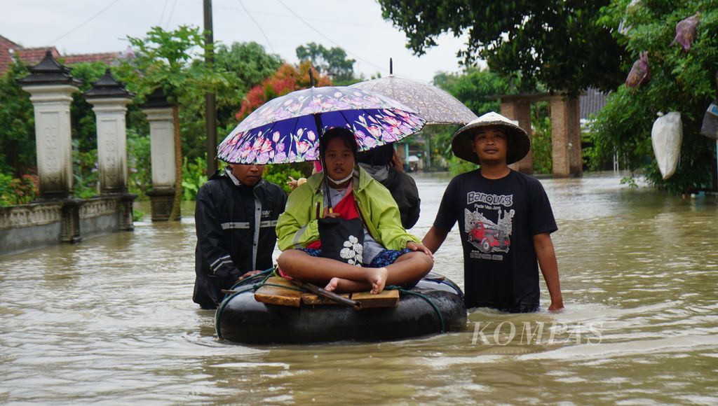 Seorang warga tengah dievakuasi akibat banjir yang melanda di Desa Tangkil, Kecamatan Sragen, Kabupaten Sragen, Jawa Tengah, Kamis (2/3/2023). Banjir terjadi sejak Rabu malam. Namun, ketinggiannya meningkat mengingat hujan juga tidak kunjung reda.