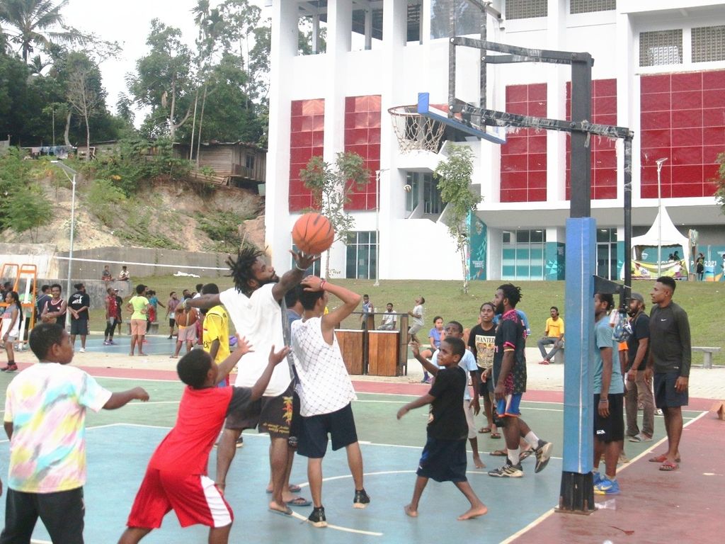 Anak muda Papua bermain basket di kompleks Stadion Mahachandra Universitas Cendrawasih, Kota Jayapura, Senin (11/10/2021) sore. Budaya olahraga telah menjadi bagian kehidupan masyarakat Papua.