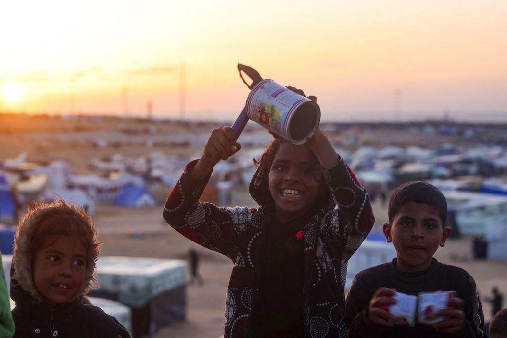 Anak-anak pengungsi di Gaza pada 10 Maret 2024.