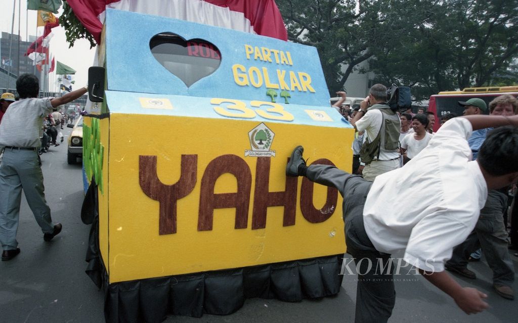 Hari pertama masa kampanye Pemilu 1999, Rabu (19/5/1999), diwarnai perusakan pada alat-alat kampanye Partai Golkar di Jalan Thamrin, Jakarta. 