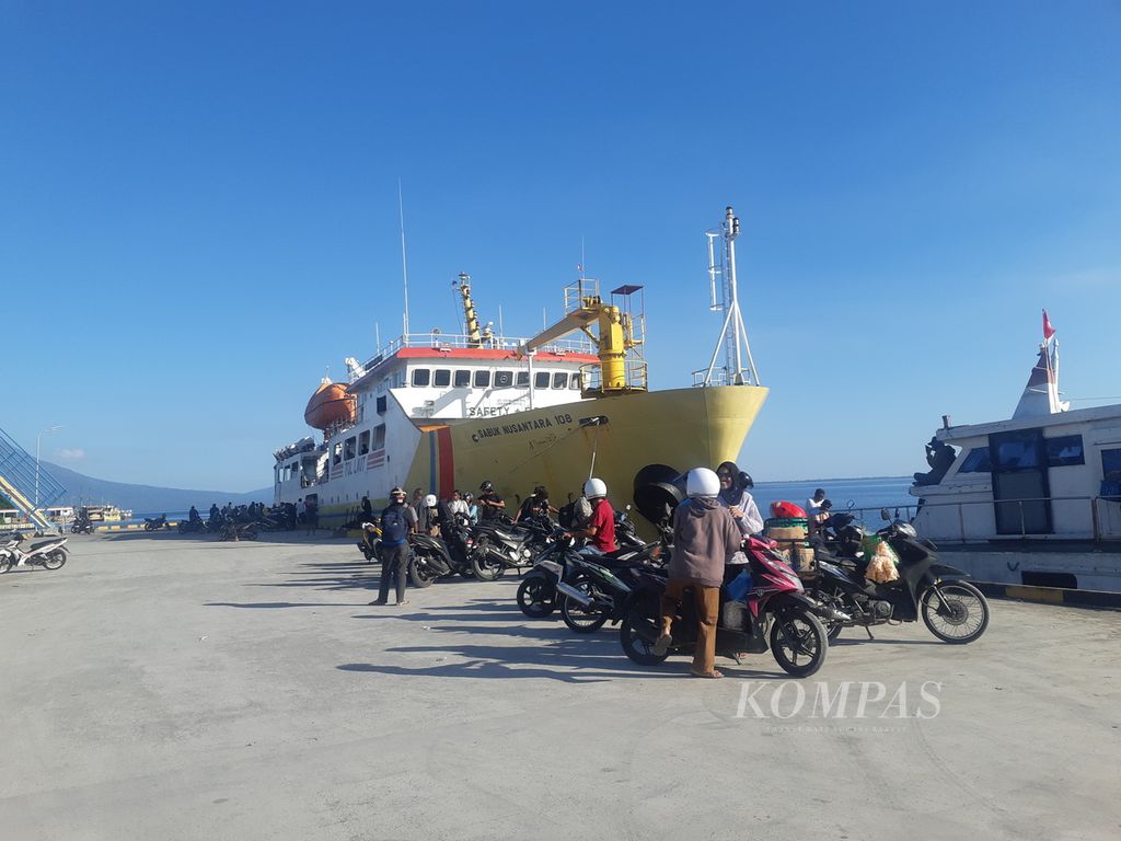 Sea toll vessel at Lewoleba Port, Lembata Regency, East Nusa Tenggara, Thursday (17/5/2024).