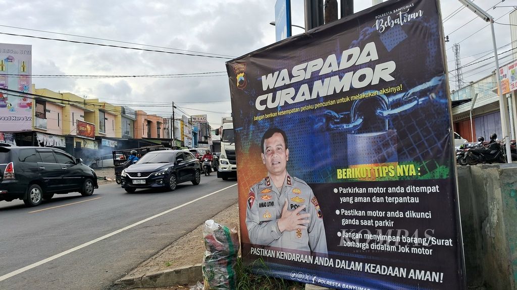 Wajah Kepala Kepolisian Daerah Jawa Tengah Ahmad Luthfi di iklan layanan masyarakat dari Kepolisian Resor Banyumas, Jawa Tengah, yang dipasang di kawasan Ajibarang, Banyumas, Jawa Tengah, Senin (1/7/2024). Ahmad Luthfi menjadi salah satu tokoh yang digadang-gadang maju dalam kontestasi Pemilihan Gubernur Jawa Tengah 2024.