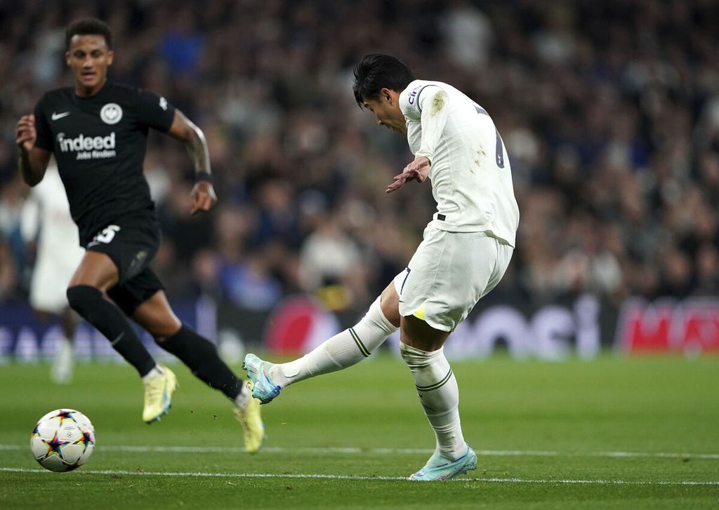 Penyerang Tottenham Hotspur,  Son Heung-min, mencetak gol pertama timnya ke gawang Eintracht Frankfurt pada laga Grup D Liga Champions Eropa di Stadion Tottenham Hotspur, London, Inggris, 12 Oktober 2022.