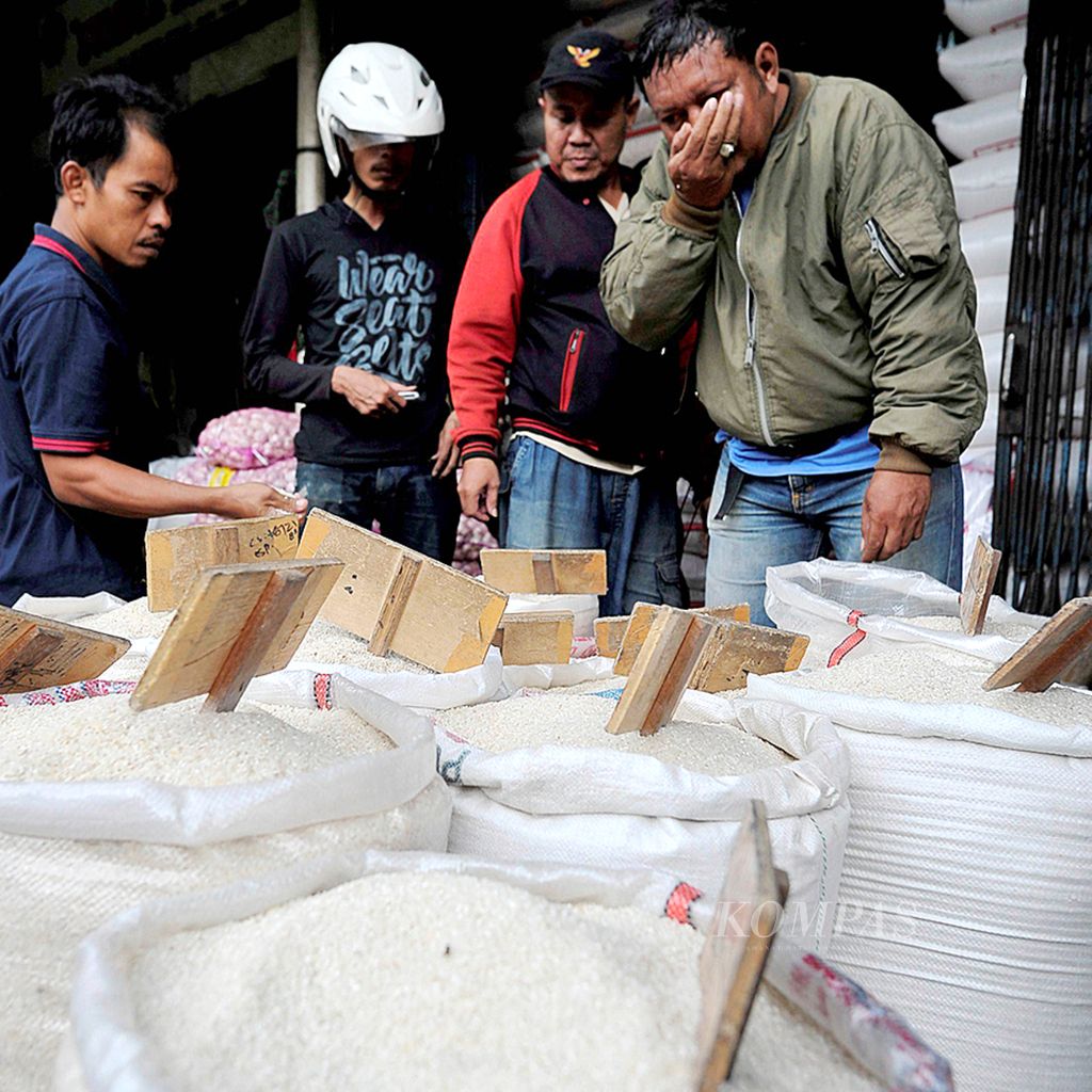 Konsumen memilih beragam jenis beras di Pasar Induk Beras Cipinang, Jakarta, Senin (15/1/2018). Untuk stabilisasi harga beras dan meningkatkan cadangan beras, pemerintah akan melakukan impor beras sebesar 500.000 ton. Pemerintah menunjuk Perum Bulog untuk melakukan impor beras.
