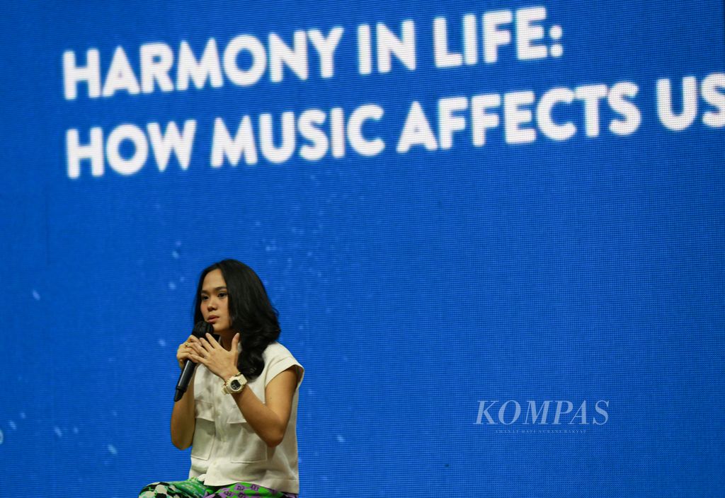 Penyanyi Sheryl Sheinafia berbicara dalam Kompasfest 2022 di M Bloc Space, Jakarta Selatan, Jumat (19/8/2022). Sheryl berbagi kisah bagaimana musik memegaruhi karier dan kehidupannya dalam materi ”Harmony in Life: How Music Affects Us”.