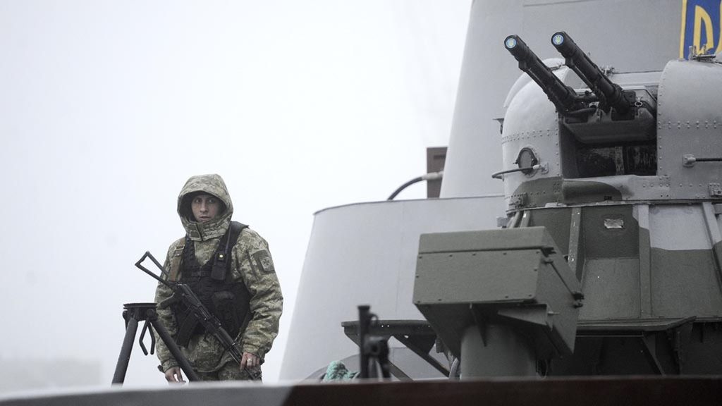 Prajurit Ukraina berjaga di atas kapal militer Dondass di Mariupol, Lautan Azov, Ukraina, Selasa (27/11/2018). Tiga kapal angkatan laut Ukraina ditembaki dan disita di lepas pantai Crimea oleh pasukan Rusia.
