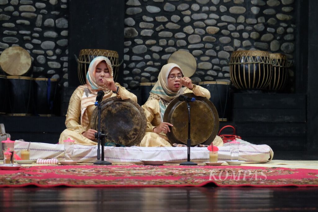Sawalaik Dulang yang merupakan salah satu sastra lisan Minangkabau bertema Islam, ditampilkan pada Festival Nan Jombang Tanggal 3 (FNJT3) di Ladang Tari Nan Jombang, Padang, Sumatera Barat, Kamis (3/1/2019) lalu. Pada FNJT3 Februari mendatang, akan tampil kelompok seni tradisi dari Solok Selatan dan Sanggar Satampang Baniah.