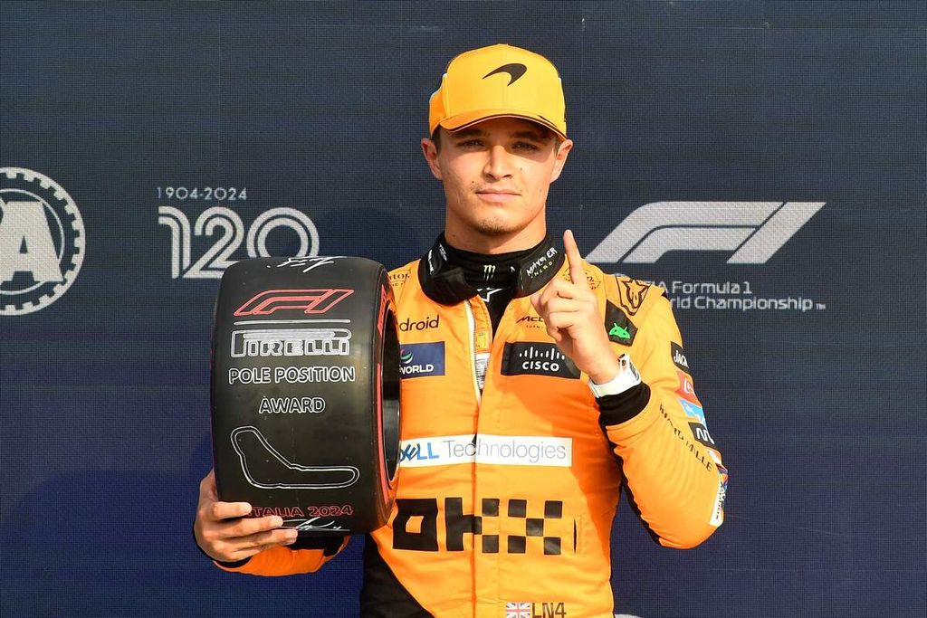 Pebalap McLaren Lando Norris merayakan keberhasilannya meraih <i>pole position</i> seusai kualifikasi Formula 1 seri Italia di Monza, Sabtu (31/8/2024). 