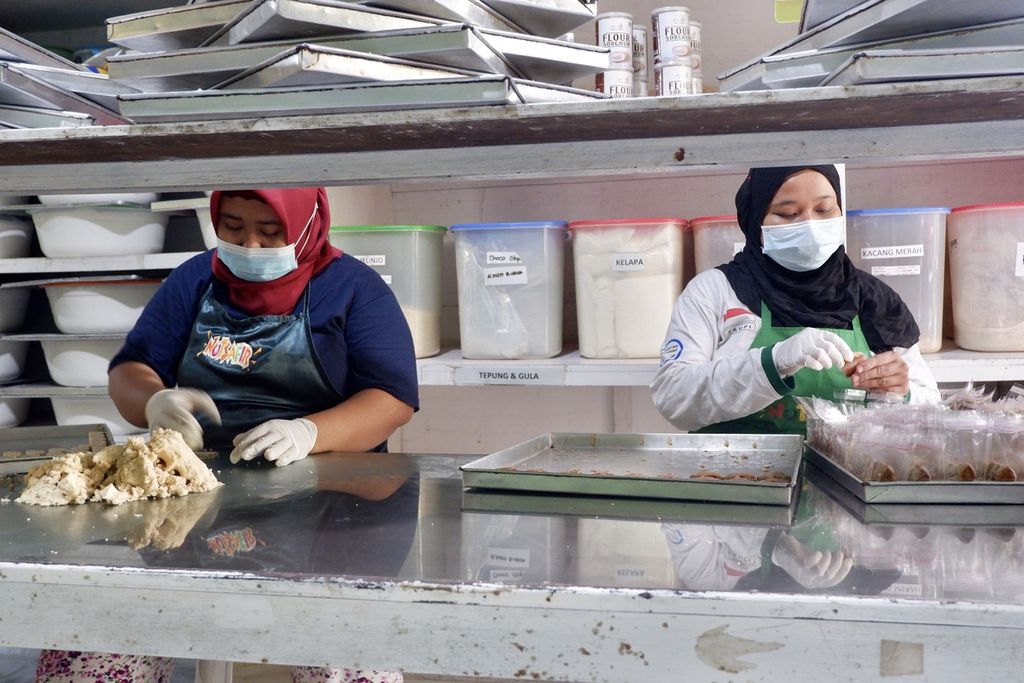 Para karyawan membuat kukis di ruang produksi usaha Nutsafir Lombok yang bergerak di bidang pengolahan makanan berbahan dasar biji-bijian hasil pertanian lokal di Nusa Tenggara Barat, Kamis (1/7/2021). 