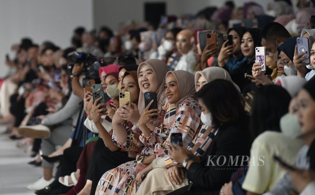 Penonton Jakarta Fashion Week (JFW) 2023 di Pondok Indah Mall 3, Jakarta, Jumat (28/10/2022).