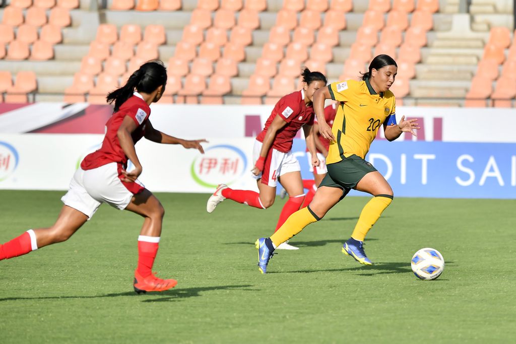 Penyerang Australia, Samantha Kerr, lolos dari penjagaan pemain belakang Indonesia pada laga penyisihan Grup B Piala Asia Putri 2022, Jumat (21/1/2022), di Arena Mumbai Football, India. Kerr menyumbangkan lima gol untuk membantu Australia menang 18-0.