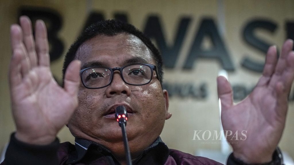 Denny Indrayana di kantor Badan Pengawas Pemilihan Umum (Bawaslu), Jakarta, Jumat (16/12/2022). 