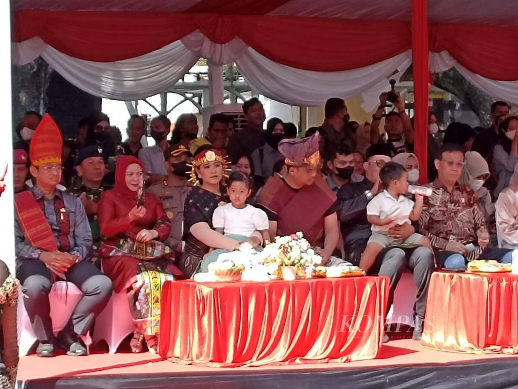 Wali Kota Medan Bobby Afif Nasution dan istrinya, Kahiyang Ayu, menyaksikan karnaval kebudayaan dan pergelaran multietnis yang berlangsung di kawasan Kesawan dan Lapangan Merdeka, Medan, Sumatera Utara, Jumat (1/7/2022).