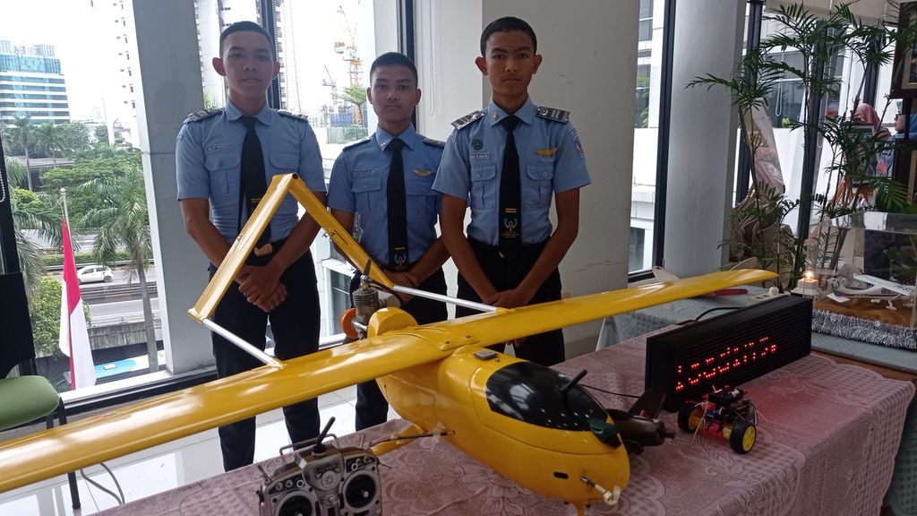 Pelajar SMK Negeri 29 Jakarta dengan UAV atau <i>unmanned aerial vehicle</i> buatan mereka yang ditampilkan di Dinas Pendidikan DKI Jakarta, Kamis (13/4/2023).