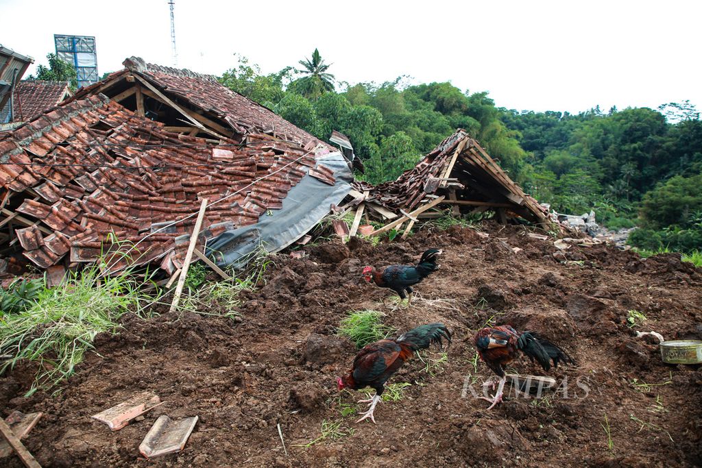 Kondisi rumah warga yang porak poranda akibat diterjang longsor dan gempa bumi bermagnitudo 5,6 di Desa Cijedil, Kecamatan Cugenang, Kabupaten Cianjur, Jawa Barat, Selasa (22/11/2022).