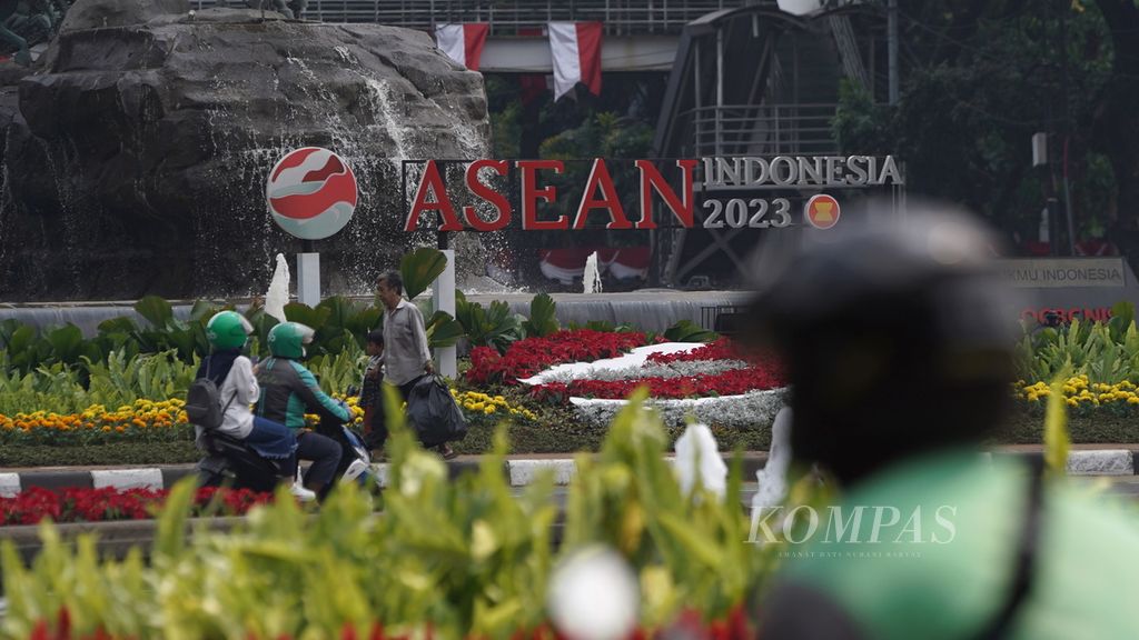 Suasana Jalan Medan Merdeka Barat di Jakarta Pusat, Minggu (3/9/2023). Konferensi Tingkat Tinggi Ke-43 ASEAN digelar di Jakarta pada 4-7 September 2023. Sejumlah ahli berpendapat, perhimpunan itu tengah menghadapi tantangan berat, termasuk dalam sejumlah isu substantif. 