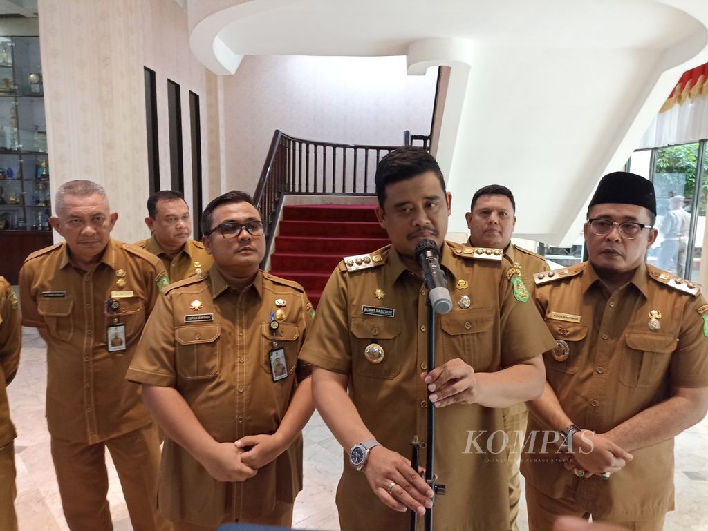 Wali Kota Medan Bobby A Nasution memberikan keterangan tentang pencurian di rumah dinasnya di Jalan Sudirman, Medan, Sumatera Utara, Senin (27/5/2024).